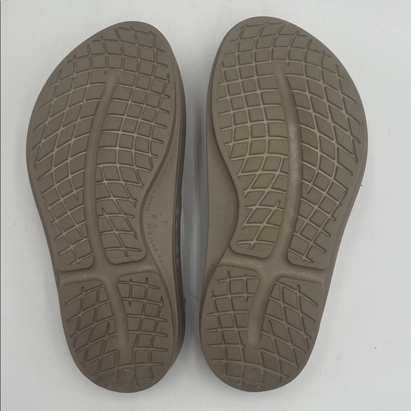 OOFOS Women's Sandals in Taupe - Picture 7 of 8
